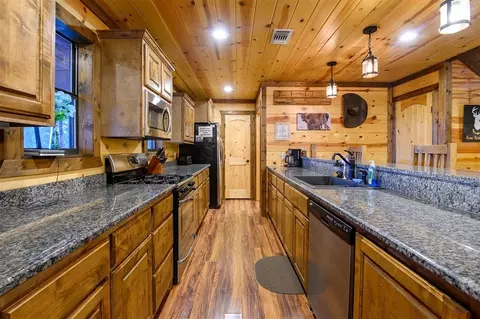 Kitchen - 708 Split Creek Ln, Broken Bow, OK 74728 photo 2 of 2