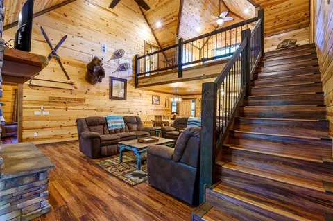 Living - 708 Split Creek Ln, Broken Bow, OK 74728 photo 2 of 3