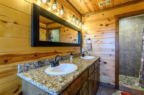 Bath - 708 Split Creek Ln, Broken Bow, OK 74728 photo 9 of 10