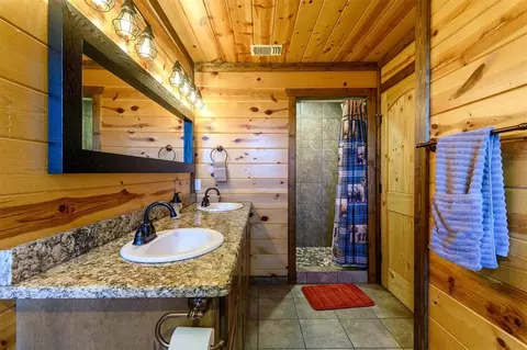 Bath - 708 Split Creek Ln, Broken Bow, OK 74728 photo 8 of 10