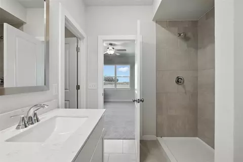 Bath - 1016 Prairie Dr, Tuttle, OK 73089 photo 3 of 4