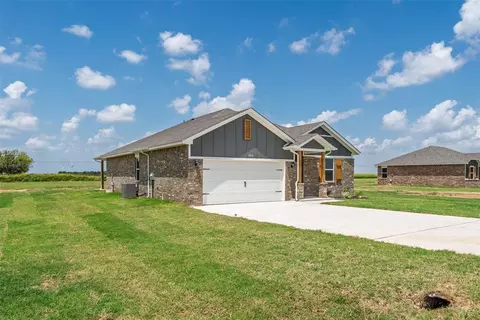 Exterior - 1016 Prairie Dr, Tuttle, OK 73089 photo 3 of 10