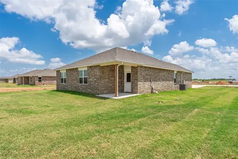 Exterior - 1016 Prairie Dr, Tuttle, OK 73089 photo 7 of 10