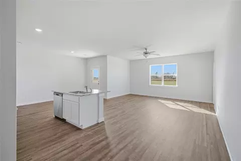 Living - 1016 Prairie Dr, Tuttle, OK 73089 photo 1 of 2