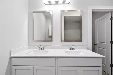 Bath - 1016 Prairie Dr, Tuttle, OK 73089 photo 2 of 4