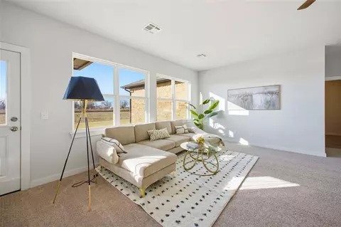 Living - 1020 Prairie Dr, Tuttle, OK 73089 photo 2 of 3