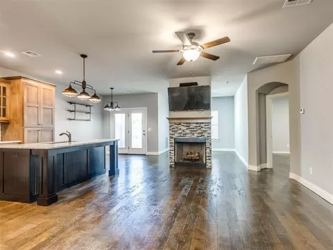 305 Golden Leaf Ct, Moore, OK 73160