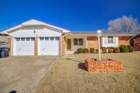 133 SW 14th St, Moore, OK 73160