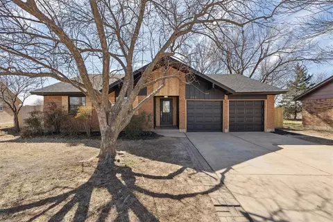 208 SW 32nd St, Moore, OK 73160