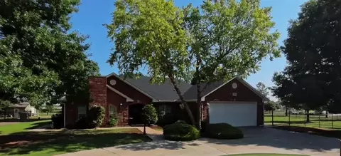 307 Elkview Dr, Elk City, OK 73644