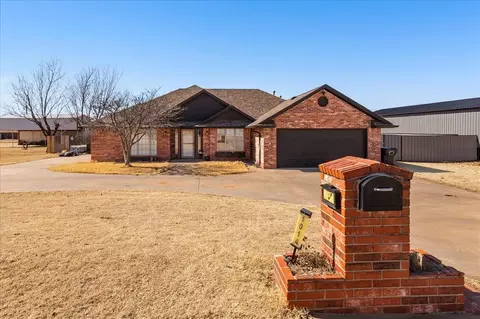 1014 N Marion Ave, Hinton, OK 73047