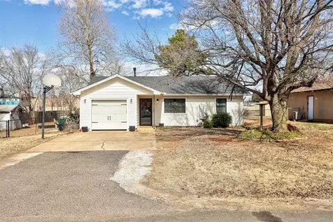 145 W Carson Dr, Mustang, OK 73064