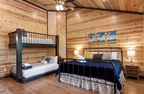 Bedroom - 224 Pine Forest Trl, Broken Bow, OK 74728 photo 6 of 8