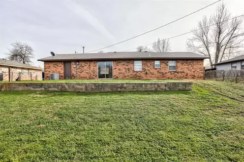 Exterior - 3101 E Noble Dr, Edmond, OK 73034 photo 9 of 10