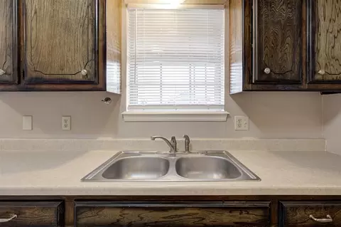 Kitchen - 3101 E Noble Dr, Edmond, OK 73034 photo 4 of 5