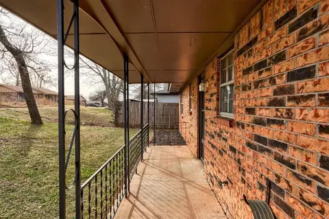Exterior - 3101 E Noble Dr, Edmond, OK 73034 photo 6 of 10