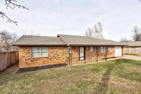 Exterior - 3101 E Noble Dr, Edmond, OK 73034 photo 4 of 10