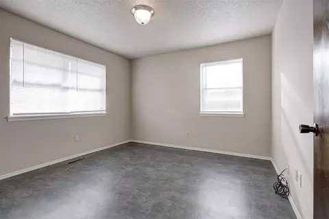 Bedroom - 3101 E Noble Dr, Edmond, OK 73034 photo 3 of 8