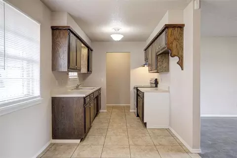 Kitchen - 3101 E Noble Dr, Edmond, OK 73034 photo 1 of 5