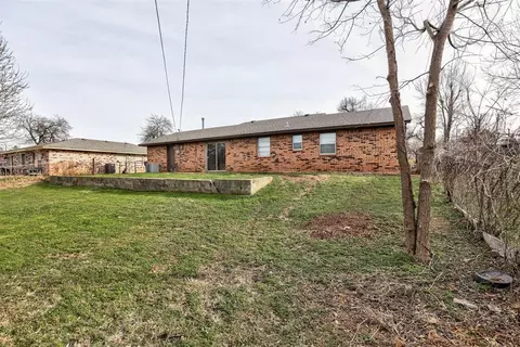 Exterior - 3101 E Noble Dr, Edmond, OK 73034 photo 8 of 10