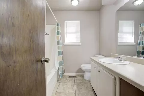 Bath - 3101 E Noble Dr, Edmond, OK 73034 photo 1 of 5