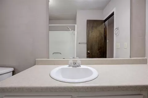 Bath - 3101 E Noble Dr, Edmond, OK 73034 photo 3 of 5