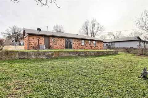 Exterior - 3101 E Noble Dr, Edmond, OK 73034 photo 10 of 10