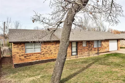 Exterior - 3101 E Noble Dr, Edmond, OK 73034 photo 3 of 10
