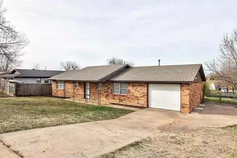 Exterior - 3101 E Noble Dr, Edmond, OK 73034 photo 5 of 10