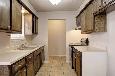 Kitchen - 3101 E Noble Dr, Edmond, OK 73034 photo 2 of 5