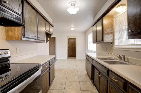 Kitchen - 3101 E Noble Dr, Edmond, OK 73034 photo 3 of 5
