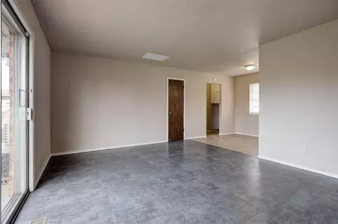 Living - 3101 E Noble Dr, Edmond, OK 73034 photo 2 of 4