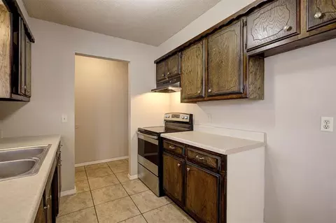 Kitchen - 3101 E Noble Dr, Edmond, OK 73034 photo 5 of 5