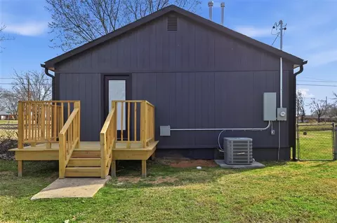 Exterior - 404 S 3rd Ave, Stroud, OK 74079 photo 3 of 4