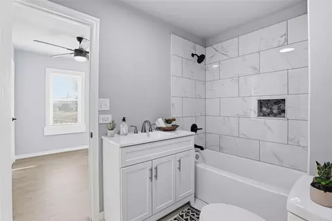 Bath - 404 S 3rd Ave, Stroud, OK 74079 photo 1 of 2