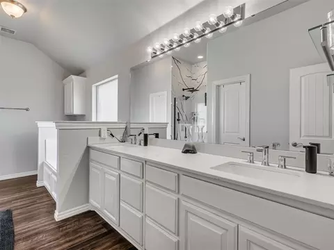 Bath - 6910 Rolling Meadows Dr, Tuttle, OK 73089 photo 2 of 3