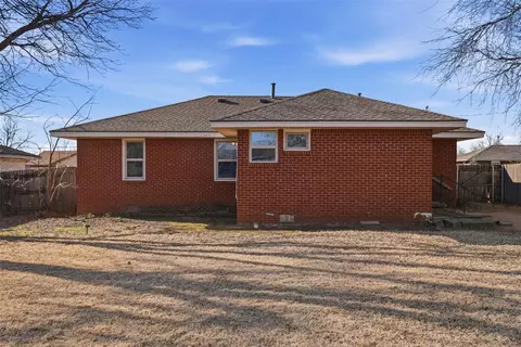 Exterior - 103 Pine Ave, Yukon, OK 73099 photo 4 of 5