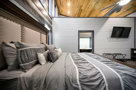 Bedroom - 768 Pine Hills Rd, Broken Bow, OK 74728 photo 4 of 5