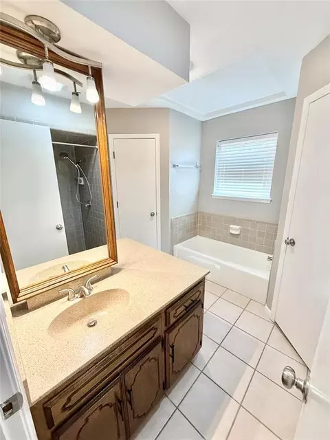 Bath - 3204 Partridge Pl, Altus, OK 73521 photo 2 of 10