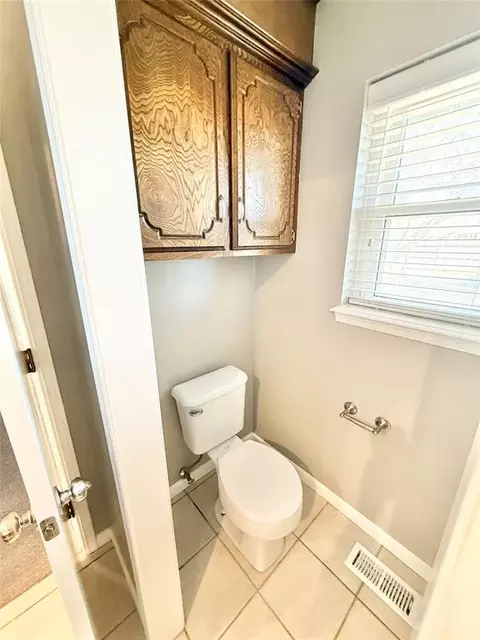Bath - 3204 Partridge Pl, Altus, OK 73521 photo 5 of 10