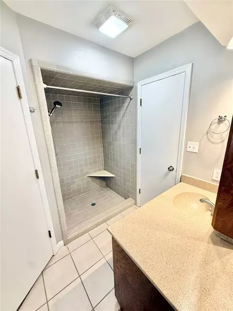 Bath - 3204 Partridge Pl, Altus, OK 73521 photo 3 of 10