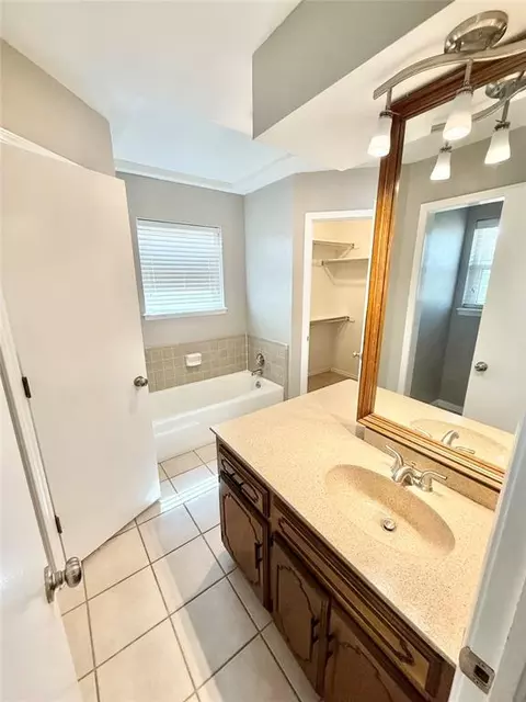 Bath - 3204 Partridge Pl, Altus, OK 73521 photo 1 of 10