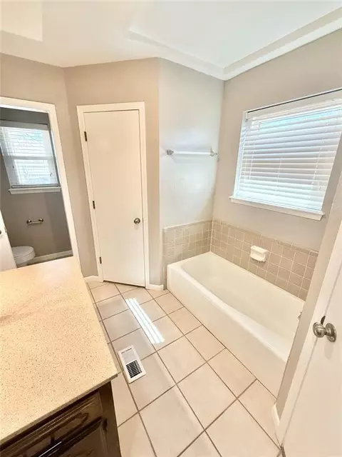 Bath - 3204 Partridge Pl, Altus, OK 73521 photo 4 of 10