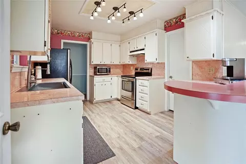 Kitchen - 23362 Johnson Ave, Purcell, OK 73080 photo 2 of 3
