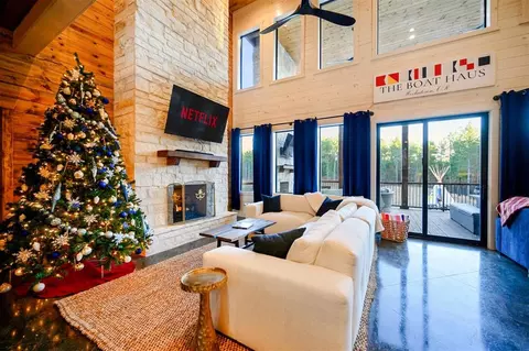Living - 34 Boulder Lake Dr, Broken Bow, OK 74728 photo 4 of 5