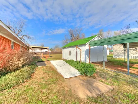 Exterior - 328 E Van Buren St, Crescent, OK 73028 photo 7 of 8