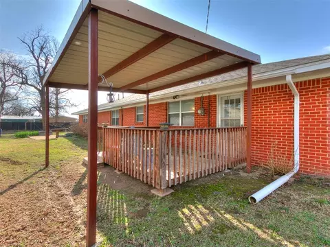 Exterior - 328 E Van Buren St, Crescent, OK 73028 photo 2 of 8
