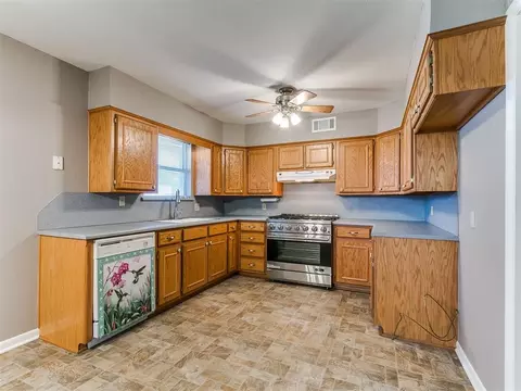 Kitchen - 328 E Van Buren St, Crescent, OK 73028 photo 6 of 8