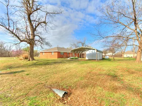 Exterior - 328 E Van Buren St, Crescent, OK 73028 photo 8 of 8