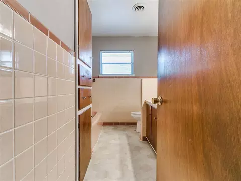 Bath - 328 E Van Buren St, Crescent, OK 73028 photo 1 of 4